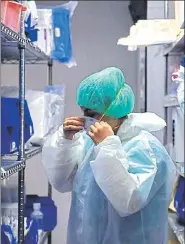  ?? REUTERS ?? ■
A medic puts on protective gear before treating Covid-19 patients at United Memorial Medical Center in Houston, Texas.