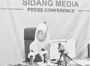  ??  ?? SIDANG MEDIA: Fatimah pada sidang media vaksinasi bagi IPAKK di Kuching semalam.