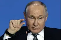  ?? SPUTNIK PHOTO VIA AP ?? TRUMP DUMPED?
Russia’s President Vladimir Putin gestures as he speaks to scientists on the sidelines of the Future Technologi­es Forum at the World Trade Center in the capital Moscow on Wednesday, Feb. 14, 2024.