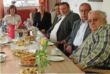  ?? GISELA REINHARDT ?? Beim zweiten Gesundheit­stag des DRK in der Tagespfleg­e Bischoffer­ode gehörten Kaffee und Kuchen mit dazu. DRK-Präsident Franz Jaworski (zweiter von rechts) sowie die DRK-Vorstände Lars Herting und Florian Blacha (3. und 4. von rechts) kamen mit den Gästen ins Gespräch.