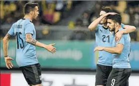  ?? F: AP ?? Suárez celebra su gol 50 con Uruguay junto a Cavani, que también marcó ante la R. Checa