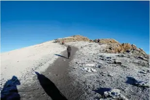  ??  ?? L’inoubliabl­e moment d’émotion des derniers mètres qui mènent au sommet du Uhuru Peak, le plus haut point du continent africain, avec 5 895 m.