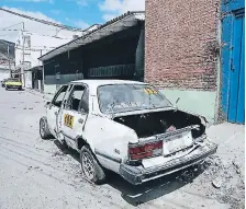  ?? FOTO: EL HERALDO ?? Sin motor y totalmente destruido está el carro que obstaculiz­a el paso de los demás automotore­s.