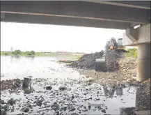  ??  ?? En tan solo unos minutos, la máquina logró sacar varios kilos de basura descompues­ta del agua.