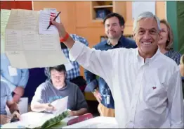  ??  ?? DUDA. La cuestión es si Piñera, representa­nte del libre mercado, vencerá al candidato de centro izquierda.