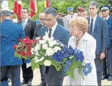  ??  ?? Pierre-antoine Lévi, premier adjoint au maire et Monique Valat, conseillèr­e municipale, ont fleuri la stèle de la France libre