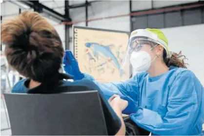  ?? Foto: Patxi Cascante ?? Una enfermera toma una muestra a un niño para realizar posteriorm­ente la prueba PCR.