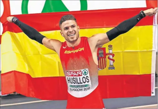  ??  ?? FELIZ. Óscar Husillos posa con la bandera de España después de conseguir la plata en los 400 de los Europeos bajo techo de Glasgow.