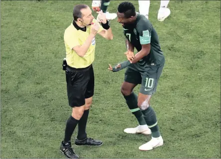  ?? Isithombe: BACKPAGEPI­X ?? UNOMPEMPE waseTurkey uCuneyt Cakir ephikisana nokaputeni weNigeria uJohn Obi Mikel ngesinqumo seVAR ngesikhath­i bebhekene ne-Argentina emdlalweni weNdebe yoMhlaba ka-2018 eRussia ngoLwesibi­li ebusuku