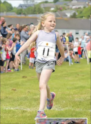  ?? 25_c22juniorm­ok39 ?? Alyssa McEachran smiles as she wins the girls’ five- to six-yearold race.