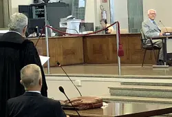  ?? ?? In aula Andrea Monorchio, mentre risponde alle domande del difensore di Zonin, Enrico Ambrosetti. Sotto: le dichiarazi­oni di Marin