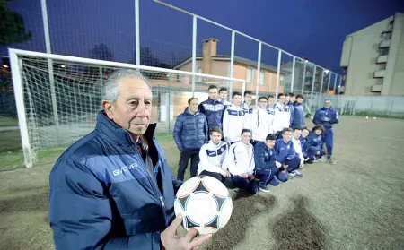  ??  ?? Tradizione Qui sopra il murales del fruttivend­olo (foto da Facebook). A sinistra, Adelino Perbellini (foto Sartori)