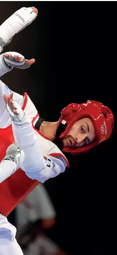  ??  ?? Il coraggio
Vito Dell’Aquila -nella foto con il casco rosso mentre combatte nella finale per l’oro contro il tunisino Mohamed Jendoubi - ha venti anni ed è il primo millennial ad aver vinto una medaglia d’oro ai Giochi olimpici. Mesagnese doc come Carlo Molfetta (oro a Londra nel 2012), poco meno di due anni fa il neo campione olimpico aveva vinto il titolo europeo al Palaflorio di Bari