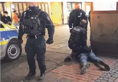  ?? FOTO: GERHARD BERGER ?? Eine Gruppe von bis zu 120 Menschen und Verstöße gegen die Corona-Regeln riefen die Polizei in der Landeshaup­tstadt auf den Plan.