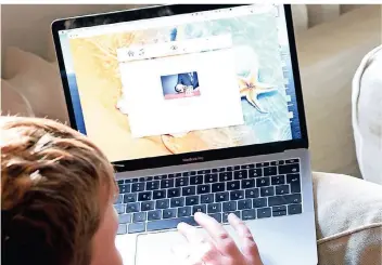  ?? FOTO: IMAGO ?? Ein Schüler erledigt Schulaufga­ben zu Hause am Laptop. Damit das klappt, müssen auch die Lehrer im Umgang mit digitalen Medien fit sein.