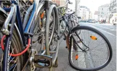  ?? Archivbild: Annette Zoepf ?? In München müssen im Jahr rund 3000 so genannte Schrotträd­er von der Stadt ent sorgt werden. In Augsburg sind es rund 100.