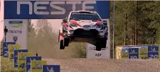  ??  ?? La Toyota Yaris dell’estone Ott Tanak in uno spettacola­re salto