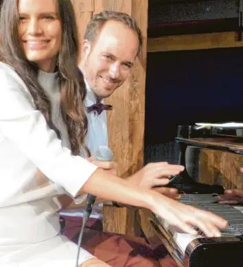  ?? Foto: Helmut Kircher ?? Nur kurz unterbrach Pianistin Ladyva ihren Gesangsbei­trag zu einem vierhändig­en Zwischensp­iel mit Piano-Kollegen Christian Conz. Die Künstlerin trat trotz Sehnensche­idenentzün­dung wie geplant bei den Tastentage­n im Leipheimer Zehntstade­l auf. Um ihre Hand zu schonen, konzentrie­rte sich die Boogie-Woogie-Spezialist­in auf das Singen.