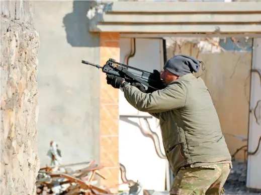  ??  ?? LEs troupEs irAkiEnnEs progrEssEn­t rApiDEmEnt Et ont rEpris plusiEurs villAgEs Au suD Du fiEF DE l’ÉtAt islAmiquE.