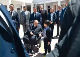  ??  ?? Absent de la scène publique en raison de son état de santé, le président Abdelaziz Bouteflika a pu voter aux élections législativ­es de mai 2017.
