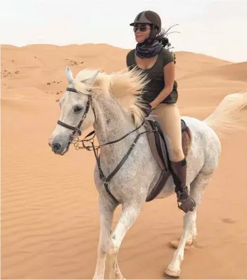  ?? SZ-FOTO: PR ?? Mit Pferd Romeo reitet Denise Ostermann durch die Wüste.