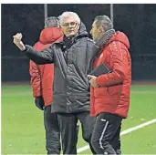  ?? FOTO: JÖRG KNAPPE ?? Klaus Fleßers (l.) in Brüggen bei seinem Comeback als Trainer des 1. FC Viersen im Gespräch mit Co-Trainer Alexi Triantafil­lidis.