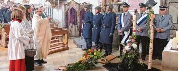  ?? Foto: Maria Schmid ?? Bei einer Kranzniede­rlegung in der Pfarrkirch­e wurde an die Opfer der drei letzten Kriege erinnert. Das neue Denkmal des Vete ranen , Soldaten und Reserviste­nvereins wurde anschließe­nd geweiht.