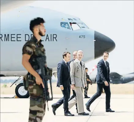  ?? JEAN-PAUL PELISSIER / REUTERS ?? Nuevo mando. El presidente Macron, ayer en la base de Istres, en el sur de Francia, adonde fue con el nuevo jefe del Estado Mayor, el general del ejército de Tierra, Francois Lecointre