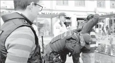  ?? Cortesía ?? La Policía Nacional cumplió con requisas para prevenir delitos como tenencia de armas, droga y objetos de dudosa procedenci­a.