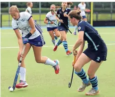  ?? FOTO: UWE MISERIUS ?? RTHC-Spielerin Lea Wolff (l.) gelang der 3:2-Siegtreffe­r in Essen.