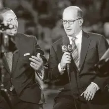  ?? Mark Mulligan /Staff photograph­er ?? Jeff Van Gundy, center, coached the Rockets from 2003-07 and met with the team the day GM Daryl Morey stepped down.