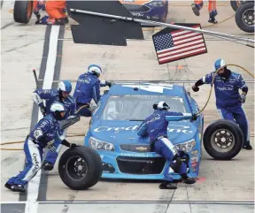  ?? BRIAN LAWDERMILK, GETTY IMAGES ?? Kyle Larson, getting his tires changed Monday, was penalized for speeding on pit road. He was running second at the time and finished sixth.