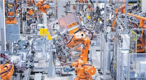  ?? FOTO: DPA ?? Roboter bei der Montage von MAN-Fahrerkabi­nen: In Deutschlan­d haben nach einer WEF-Studie nur 46 Prozent der Arbeitskrä­fte das Fachwissen für die Jobs der Zukunft.