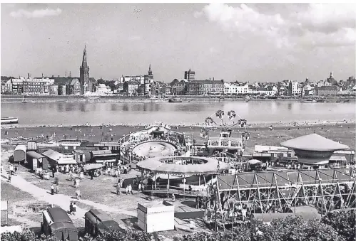  ??  ?? Im Jahr 1948 kehrte die Kirmes nach Oberkassel zurück. Besucher kamen über eine Behelfsbrü­cke.