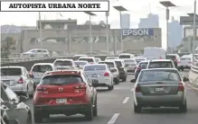  ??  ?? EL UNIVERSAL realizó dos recorridos simultáneo­s por la Autopista Urbana Norte, de cobro, de Lomas de Sotelo a zona de hospitales.