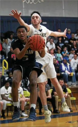  ?? RANDY MEYERS — THE MORNING JOURNAL ?? Lorain’s Shayne Smith scores on a fast break past Tommy Hronis of North Ridgeville during the first quarter.