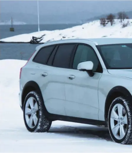  ??  ?? STORT MARKED: Volvo V60 CC erstatter XC70, som har solgt godt i Norge. Nordmenn har tradisjone­lt sett likt stasjons-