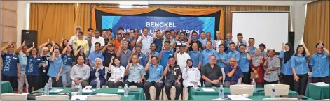  ?? ?? Participan­ts posing for a photo at the end of the Sabah Sustainabl­e Management of Sharks and Rays Workshop.