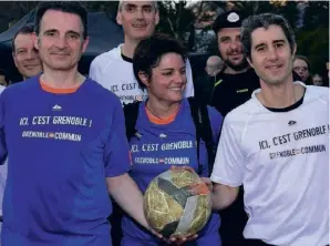  ??  ?? Le 6 mars, le maire écolo de Grenoble, Eric Piolle, a invité l’« insoumis » François Ruffin à taper dans le ballon pendant la campagne des municipale­s.