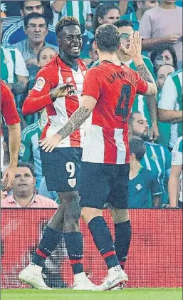  ?? FOTO: EFE ?? Primer gol Williams celebra su tanto contra el Betis con Iñigo Martínez
