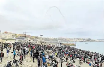  ?? Foto: Efe ?? Cientos de personas esperan en la playa de Fnideq para cruzar a Ceuta.