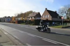  ?? FOTO KRISTIN MATTHYSSEN ?? Rechts op de foto het pad dat naar de voetbalter­reinen leidt. In een petitie vraagt een aantal Mallenaren naar een extra zebrapad over de drukke Lierselei.