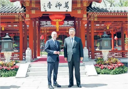  ?? EFE ?? El canciller alemán, Olaf Scholz, y el presidente chino, Xi Jinping, ayer en la Casa de Huéspedes de Pekín