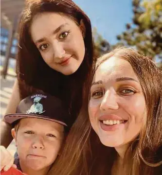  ?? Foto: Privat ?? Kateryna, hier mit Tochter Evgeniia und Sohn Ivan, fühlt sich in ihrer neuen Heimat wohl und will nicht mehr zurück nach Kiew.