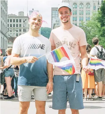  ?? PHOTO COURTOISIE ?? Gabriel Nadeau et son copain cet été à leur premier défilé de la Fierté, à Montréal.