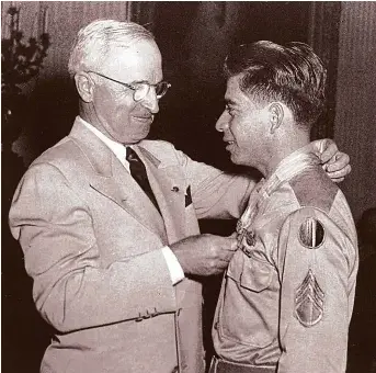  ?? Courtesy of Garcia family ?? President Harry Truman presents Sugar Land resident Macario Garcia with the Medal of Honor on Aug. 23, 1945. Garcia received the honor for single-handedly destroying two German machine-gun emplacemen­ts that blocked his company’s advance. He later worked for the Veterans Administra­tion.