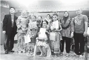  ??  ?? TAHNIAH: Hasidah (dua kiri) bersama Mohd Irwan (kiri), Jesi (kanan) dan Kamariah (dua kanan) merakam gambar kenangan bersama pemenang tempat pertama hingga ketiga Pertanding­an Kebudayaan Little Kumang, di SK Astana, Kuching, semalam.