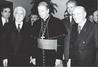  ?? LaPresse/Ansa ?? L’album
A sinistra, Carlo Maria Martini durante una cerimonia in Duomo nel 1993. Sopra, due incontri con politici italiani: Romano Prodi e Francesco Cossiga