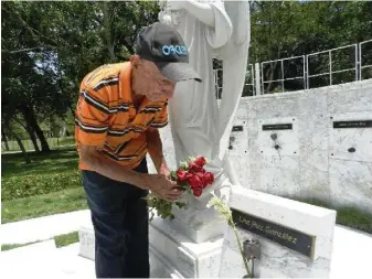  ??  ?? Por más de 55 años, el venerable anciano ha depositado flores sobre el panteón de la familia Castro Ruz y velado por su lozanía. | foto: www.radioguaim­aro.icrt.cu