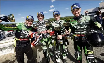  ?? (Photo Frank Muller) ?? Le team manager Romain Mangé, les pilotes Anthony Loiseau, Jonathan Hardt et Julien Pilot concluent le Bol d’or à la troisième place finale, assurant le titre mondial Superstock à la structure.